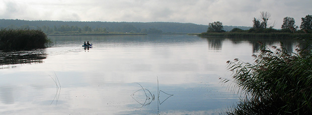 Ulrich von Papen | Psychologischer Psychotherapeut | Dipl.-Psychologe | Barbarossastraße 36 | 10779 Berlin | Foto: Wasserlandschaft in Brandenburg, kleines Boot fährt über See  